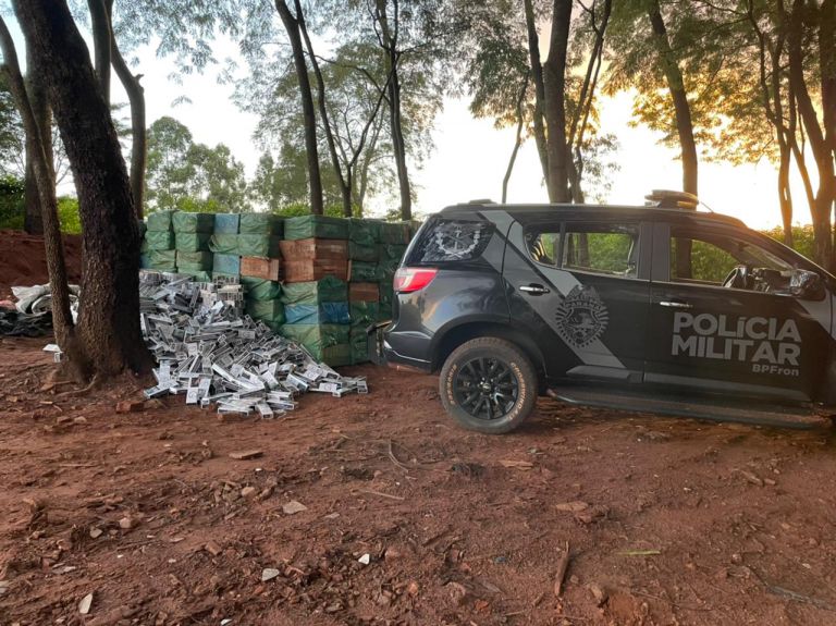 BPFron apreende cerca de 650 caixas de cigarros em propriedade rural