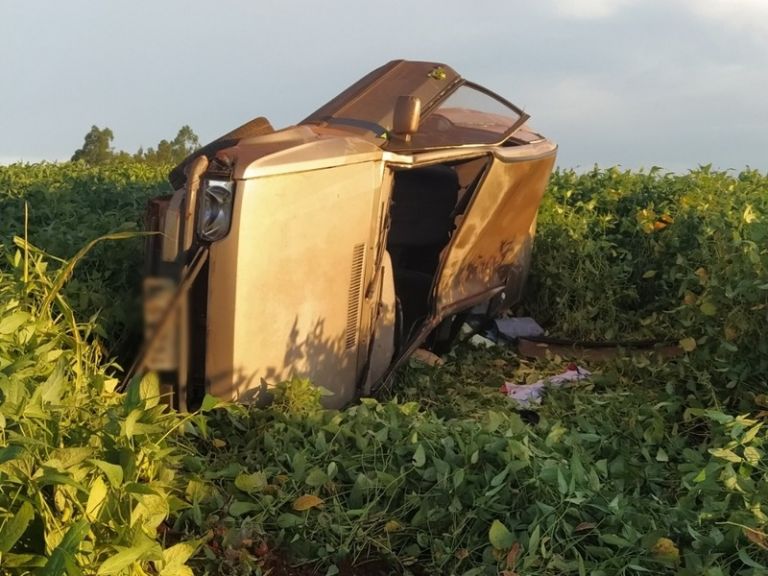 Carro destruído em capotamento havia sido furtado no interior de Mercedes