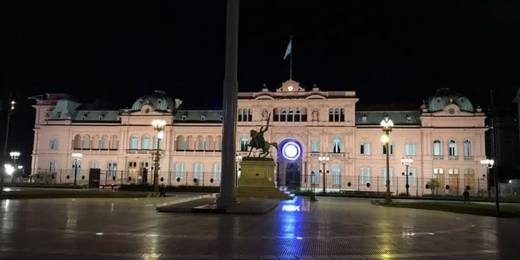 Argentina flexibiliza máscaras ao ar livre e reabrirá para brasileiros