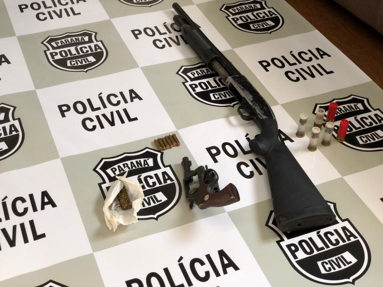 Homem com tornozeleira eletrônica é preso com armas pela Polícia Civil em Marechal Rondon