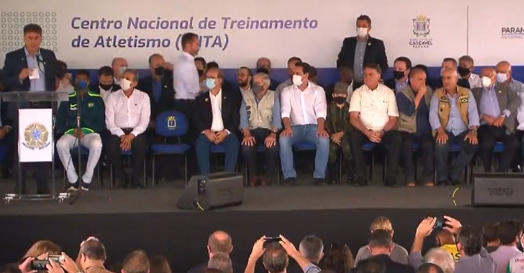 Bolsonaro participa de inauguração do Centro de Atletismo em Cascavel