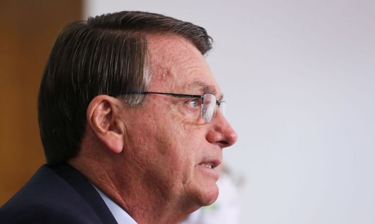 “Eu sou o chefe supremo das Forças Armadas. Se precisar iremos às ruas”, diz Bolsonaro contra medidas de isolamento