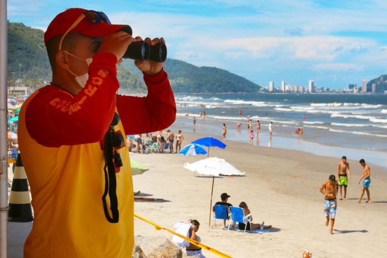 Aumento de pessoas no mar pode explicar mais ocorrências com tubarões