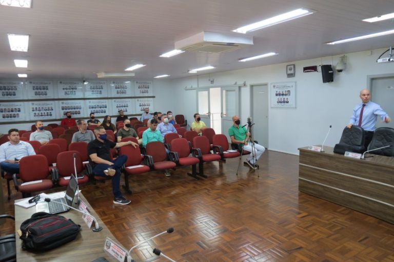 Procedimentos legislativos e orçamentários são temas de cursos na Câmara de Vereadores