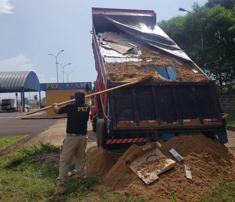 PRF intercepta cigarros escondidos sob carga de areia em Guaíra