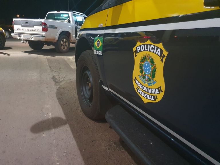 PRF prende acusado de assalto com arma em mãos e recupera veículo roubado na BR-163