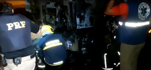 Motociclista morre carbonizado em incêndio após bater de frente em caminhão