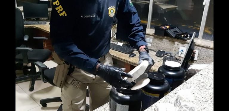 PRF apreende veículo transportando medicamentos e anabolizantes