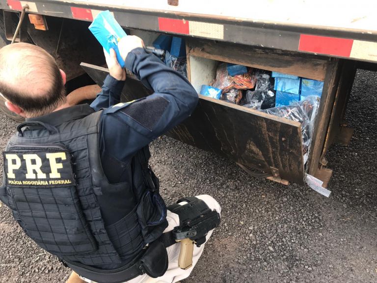 PRF intercepta eletrônicos sendo transportados em veículo de carga na região