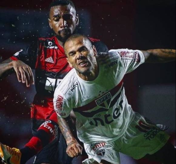 Daniel Alves e Gerson voltam a se encontrar em duelo de alto nível