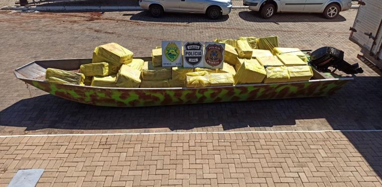 PF, BPFron e GOA apreendem embarcação e caminhão com cigarros contrabandeados em Guaíra