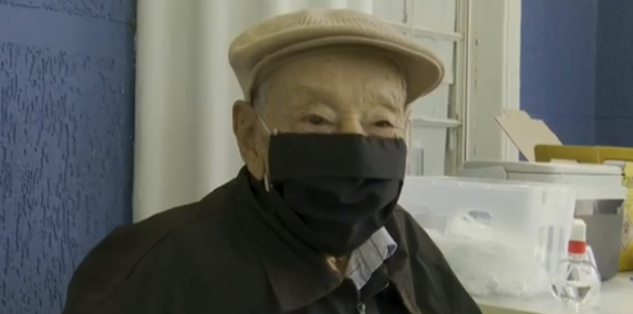 Idoso de 107 anos é vacinado contra a Covid-19 no Paraná e brinca: “Não doeu nada”