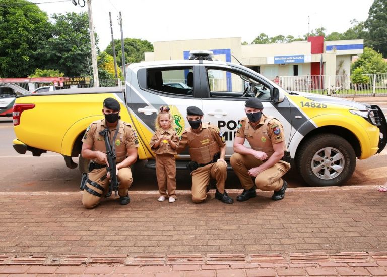 Menina que sonha em ser policial ganha mini farda da PM para comemorar aniversário de quatro anos