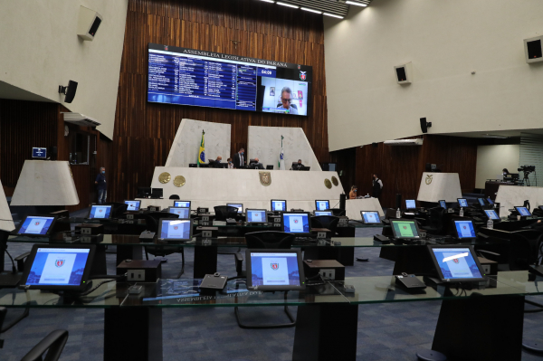 Garantia de volta às aulas em escolas estaduais avança na Assembleia