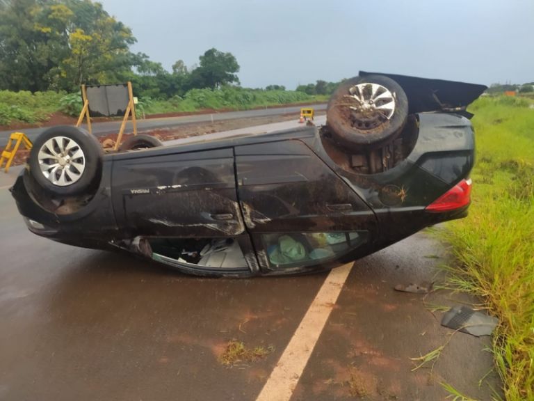 Aquaplanagem faz carro capotar na BR-163 entre Marechal Rondon e Toledo
