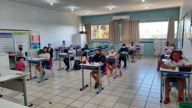 Alunos retornam à sala de aula mediante cumprimento de medidas de proteção à Covid-19
