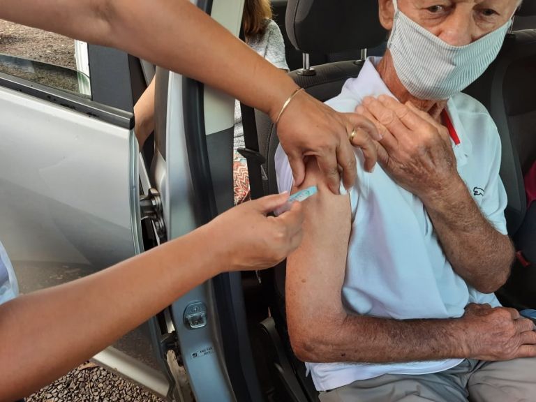 Vacinação em idosos de 80 a 84 anos segue nesta sexta-feira à tarde