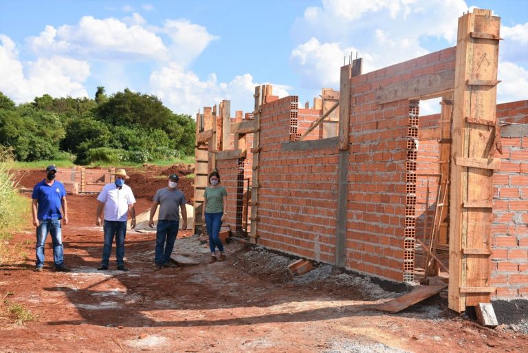 Segue construção de blocos de vestiários e banheiros na infraestrutura do campo de futebol