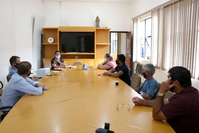 Executivo e Legislativo debatem situação de animais abandonados em Maripá