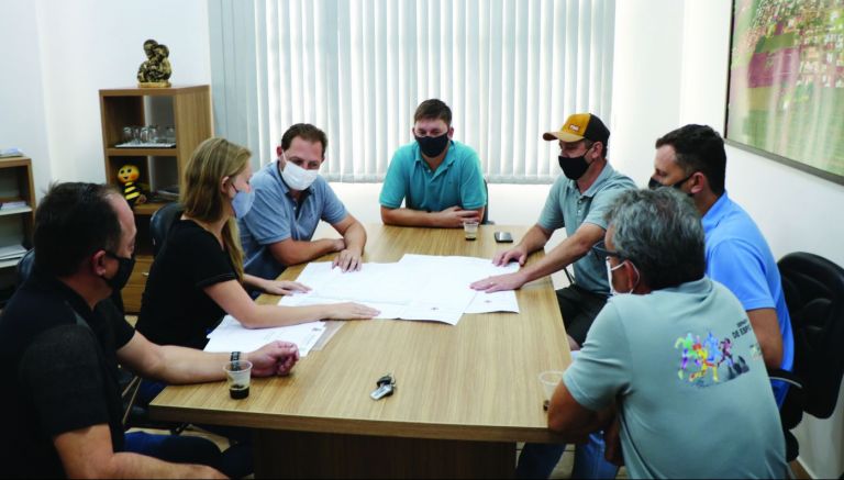 Prefeitura de Maripá apresenta projeto de nova quadra esportiva em Pérola Independente