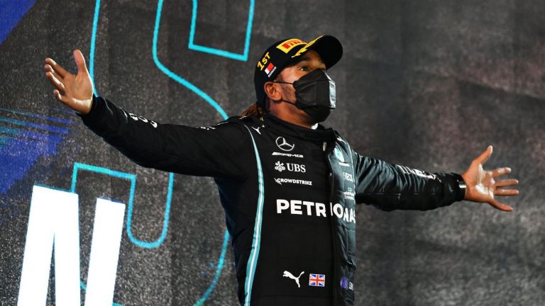 Em êxtase, Hamilton comemora sua 100ª pole position no GP da Espanha