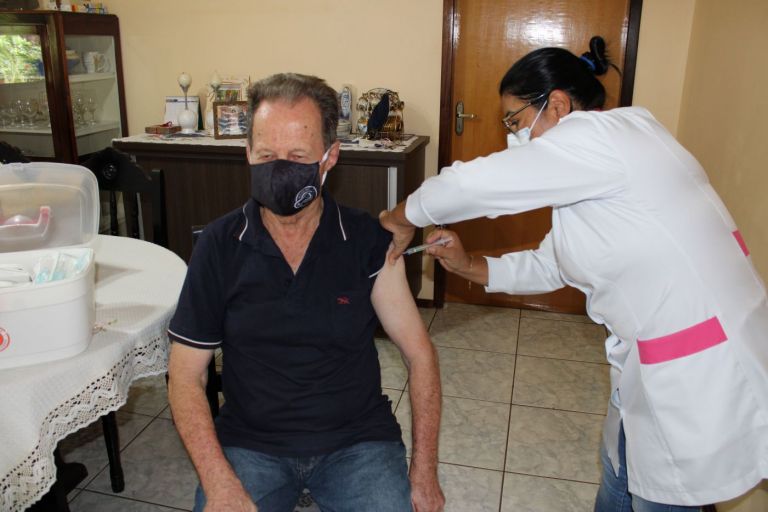 Idosos entre 82 e 90 anos são imunizados contra o coronavírus em Mercedes