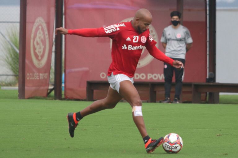 Na liderança, Inter busca mais três pontos em Pelotas