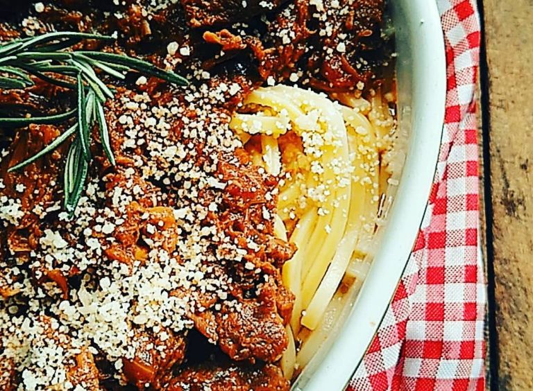 Linguine com ragu de músculo   