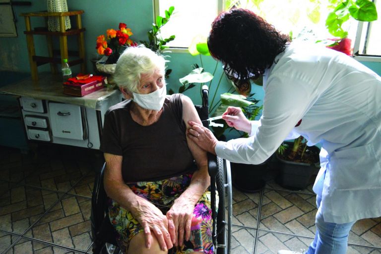 Entre Rios do Oeste imuniza idosos de 88 anos