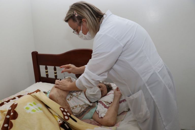 Imunização contra Covid-19 chega a idosos de 85 e 86 anos em Pato Bragado