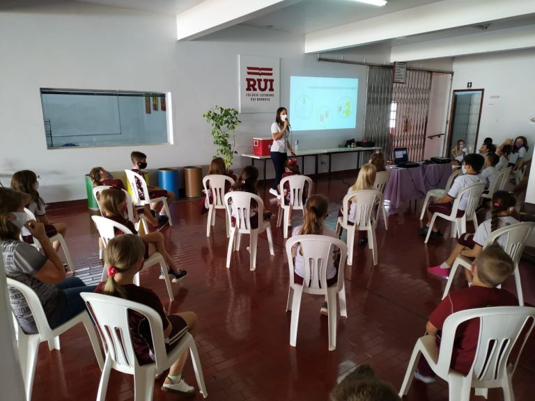 Alunos do Rui Barbosa participam de palestra sobre Covid-19
