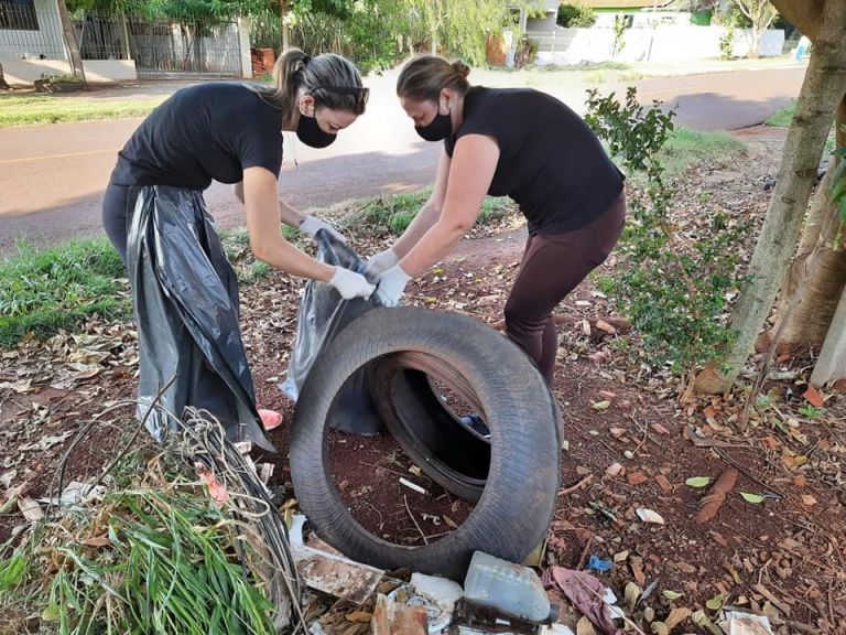 Voluntários e servidores municipais realizam arrastão contra a dengue no Loteamento Augusto