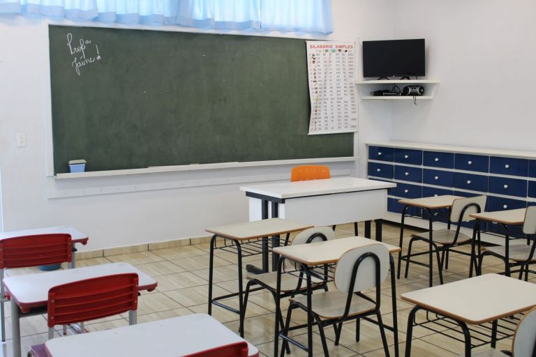 Profissionais da educação questionam responsabilidade do Estado com frequência escolar após anúncio de bônus salarial para diretores