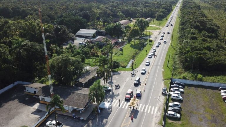 Fluxo aumenta e cidades do litoral do Paraná decidem controlar acesso por sete dias; veja as restrições