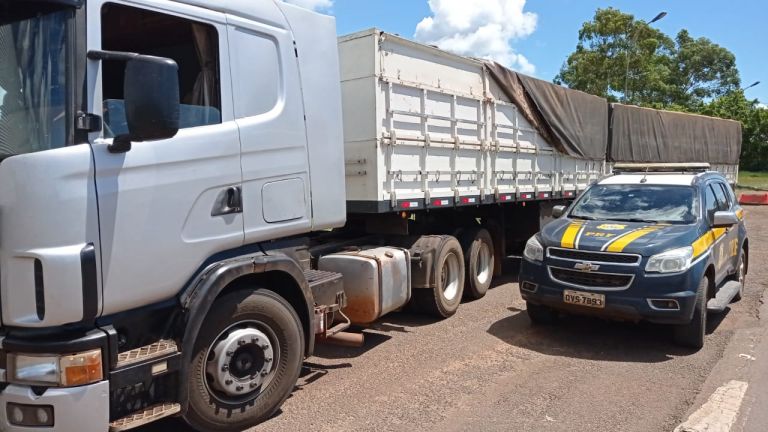 PRF intercepta carreta bitrem carregada de cigarros contrabandeados