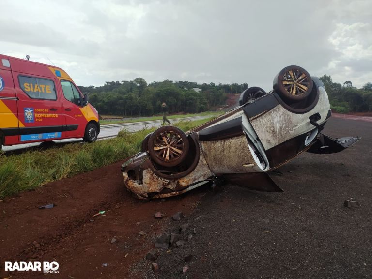 Peugeot capota na BR 163 e para na pista em construção; casal teve ferimentos leves