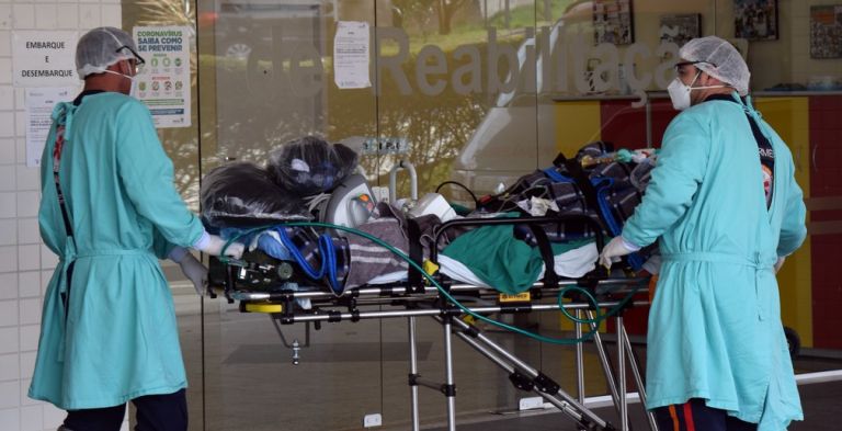 Covid-19: Paraná teve 1 morte a cada 40 minutos e 1 caso a cada 42 segundos no 1º ano da pandemia