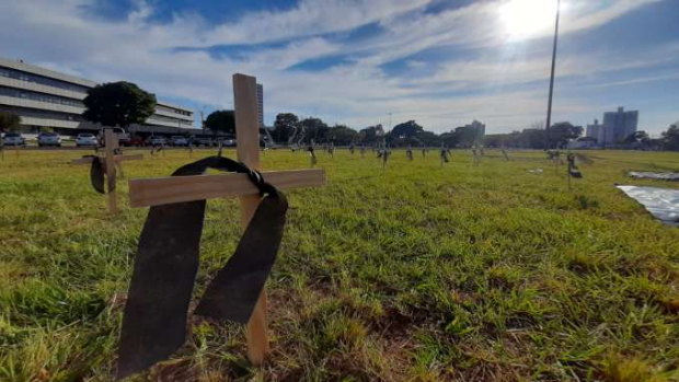 Cruzes são fixadas em frente à Prefeitura de Cascavel
