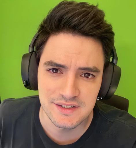 Felipe Neto celebra suspensão de queixa-crime de Bolsonaro