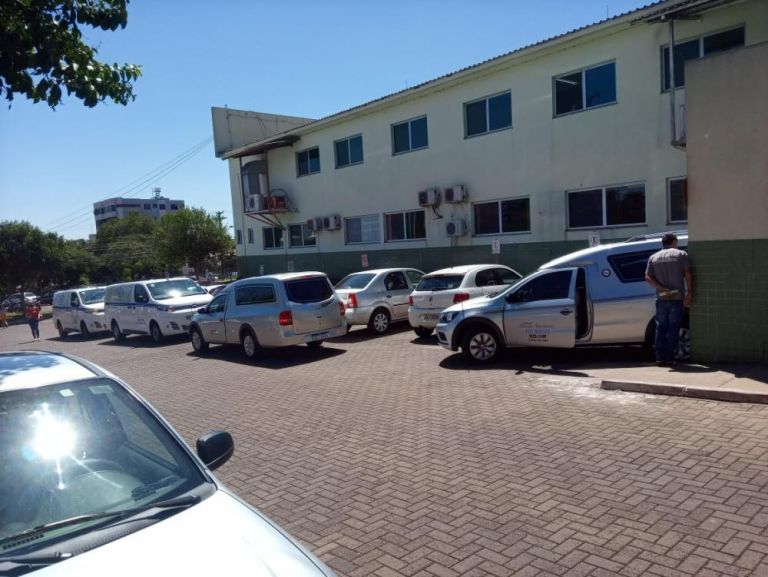 Carros de funerárias formam fila para recolher vítimas da Covid em hospital de Foz