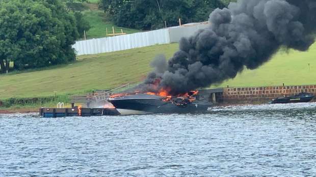 Lancha e Jet Ski pegam fogo em marinas