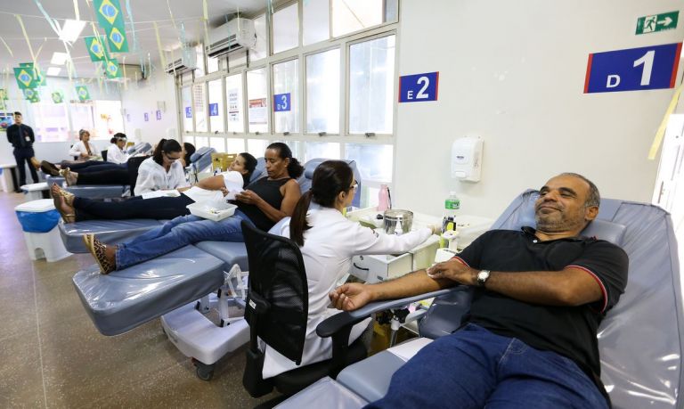Doações de sangue caem 20% na pandemia e governo lança campanha