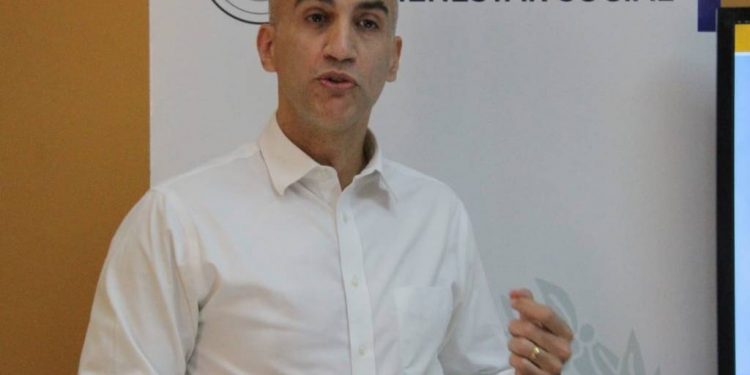 Escolas devem permanecer abertas e bares fechados, diz ministro da Saúde do Paraguai