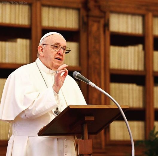 Papa agradece jornalistas por ajudarem a mostrar escândalos na Igreja