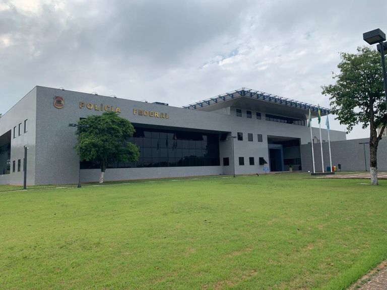 PF faz operação contra acusados de furtarem armas e munição de agência da Caixa na região Oeste