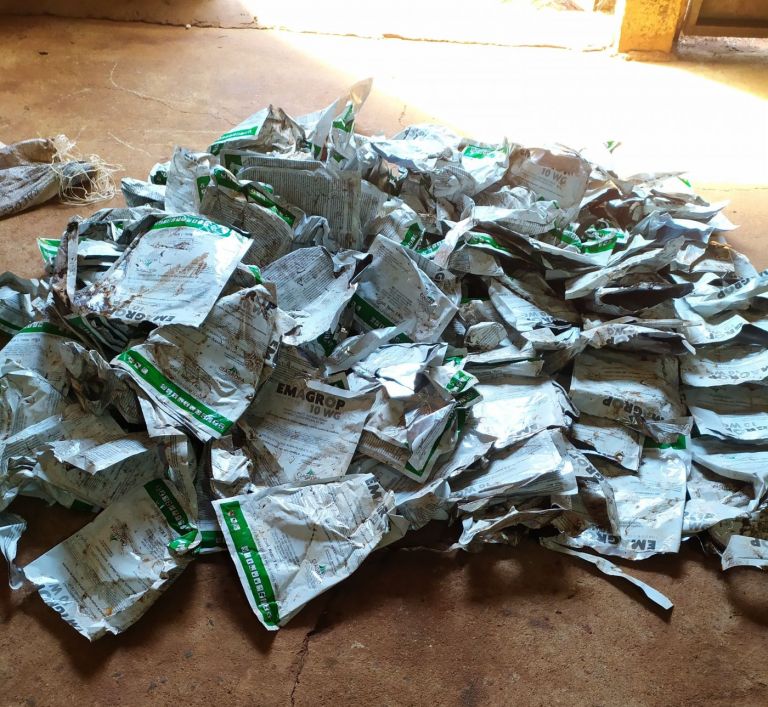 Embalagens de agrotóxicos contrabandeados são encontradas dentro de rio em Marechal Rondon