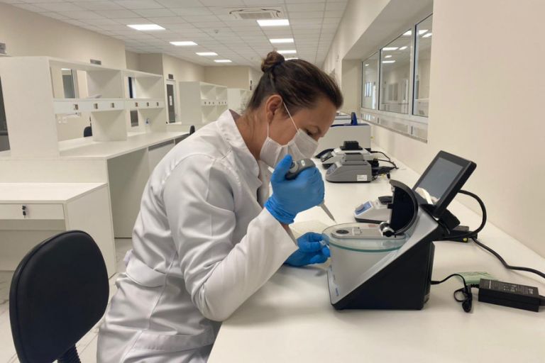 Covid-19: Brasil registra 23 milhões de casos e 621 mil mortes