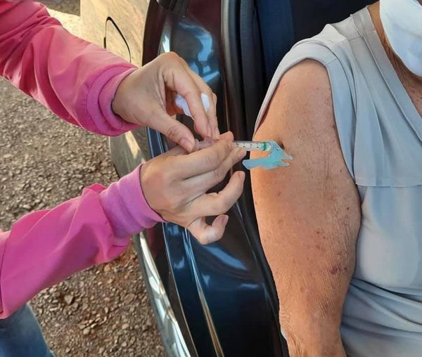 Cronograma de vacinação em idosos a partir de 77 anos e profissionais da saúde inicia na segunda-feira