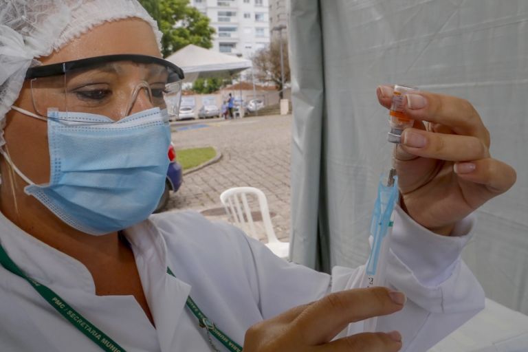 Deputados aprovam texto-base de projeto que amplia categorias prioritárias na vacinação