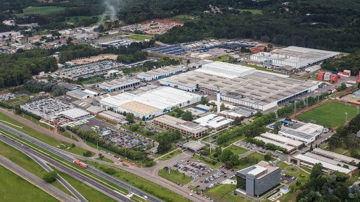 Volvo reduz produção em fábrica do Paraná por falta de componentes